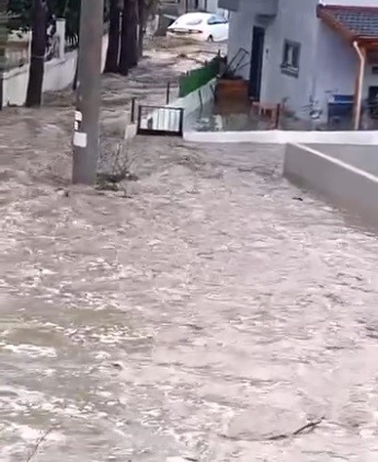 izmir saganaga teslim yollar ve tarim arazileri sular altinda 2 hqerEvyW