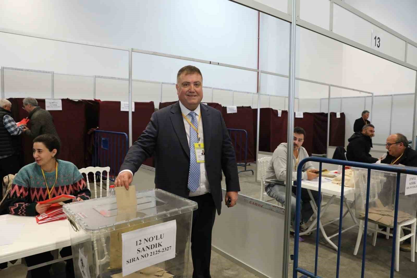 izmir soforler ve otomobilciler esnaf odasinda erkan ozkan guven tazeledi 1 AMuauNzV