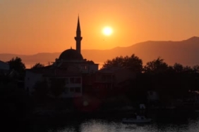 Alaca’da sağanak doluya dönüştü, cadde ve sokaklar beyaza büründü 1 thumbnail