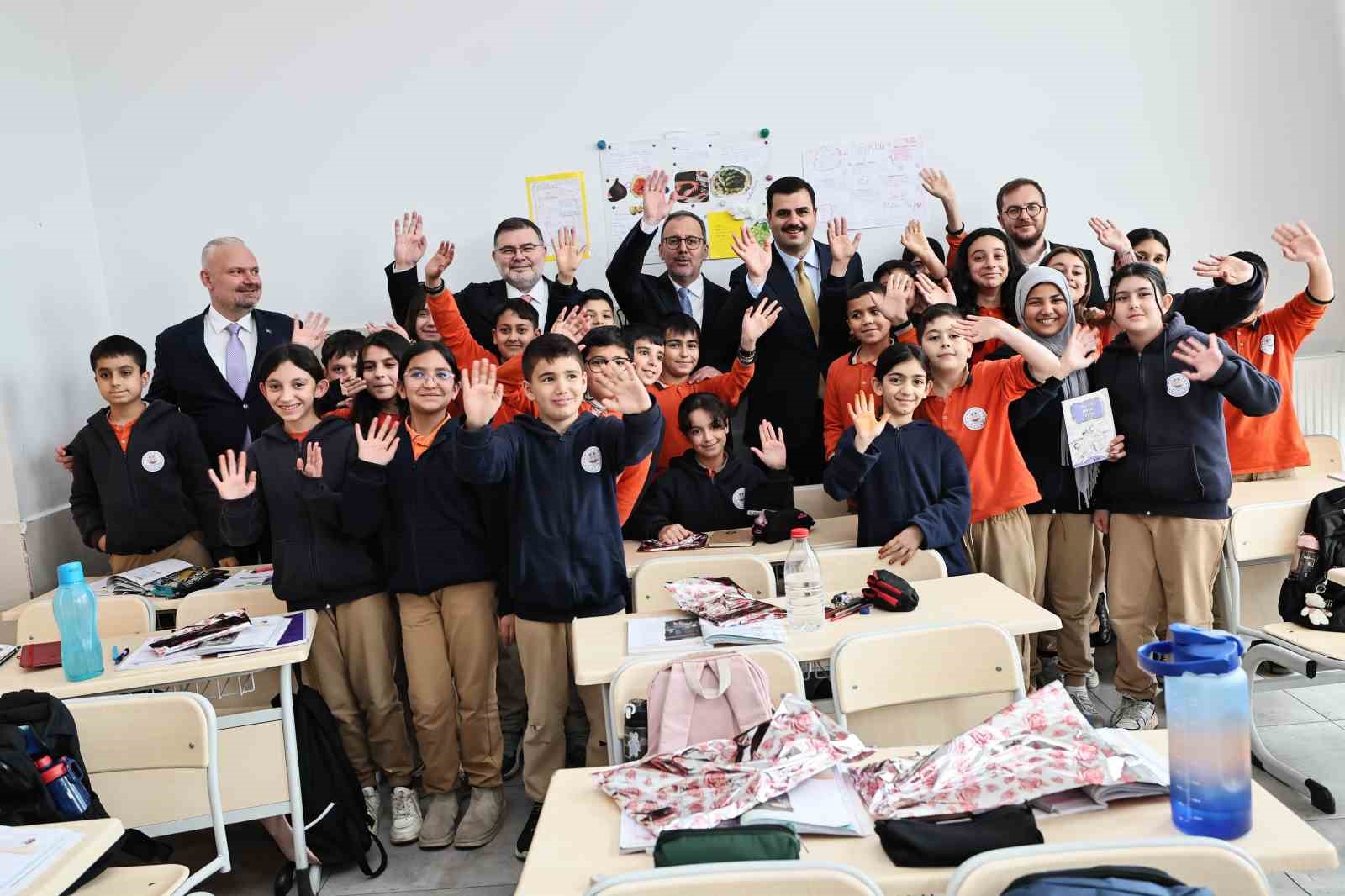 izmirde 1 milyar lirayi asan yatirimla 20 yeni okul egitime acildi 2