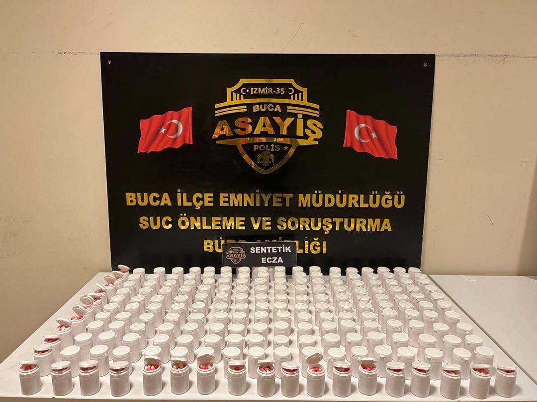 izmirde 10 bin 854 sentetik hap ele gecirildi 0 eMMYZnGv