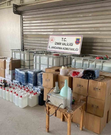 izmirde-15-milyon-lira-degerinde-kacak-etil-alkol-ele-gecirildi-3nObQp6I.jpg