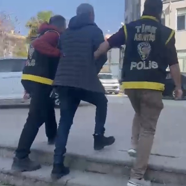 izmirde 15 yildir aranan supheli sahte kimlikle yakalandi 0