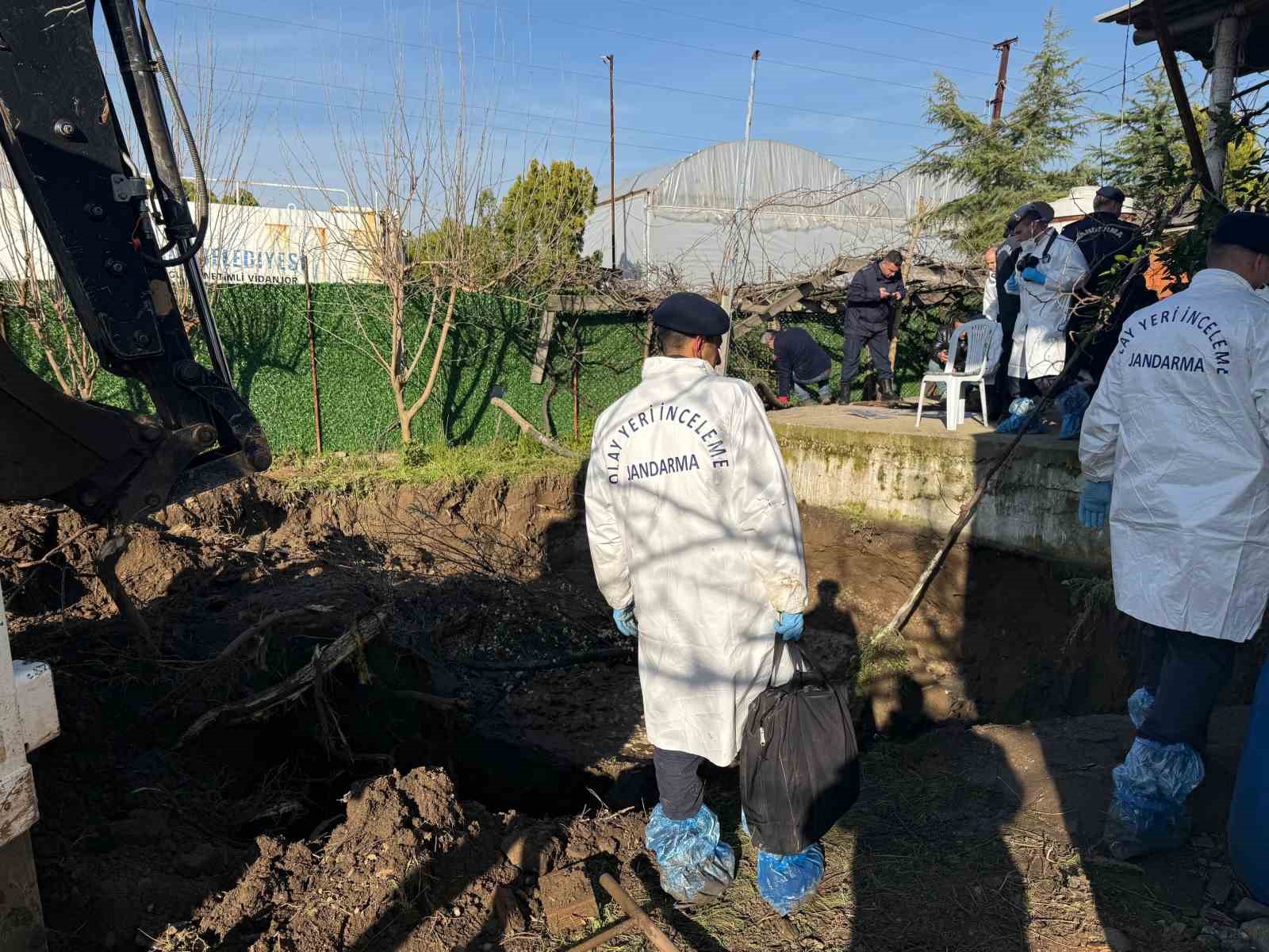 izmirde 17 yildir kayip kadinin cesedi eski enistesinin bahcesinde bulundu 1 dT3TEVfA