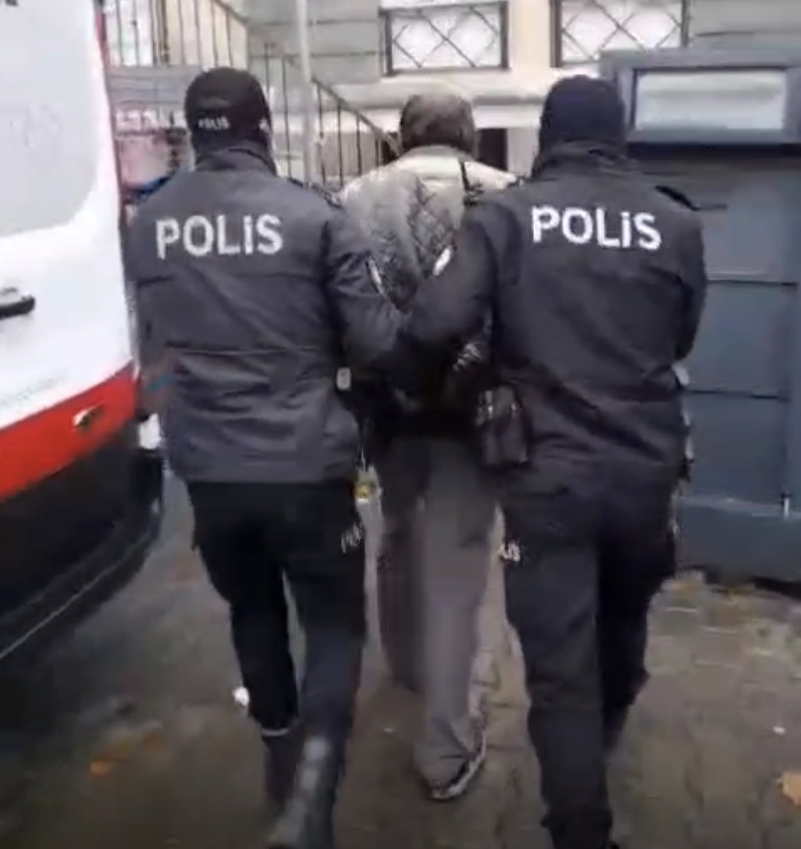 izmirde 24 yil hapis cezasiyla aranan sahis yakalandi 0 CG6Wuy9q