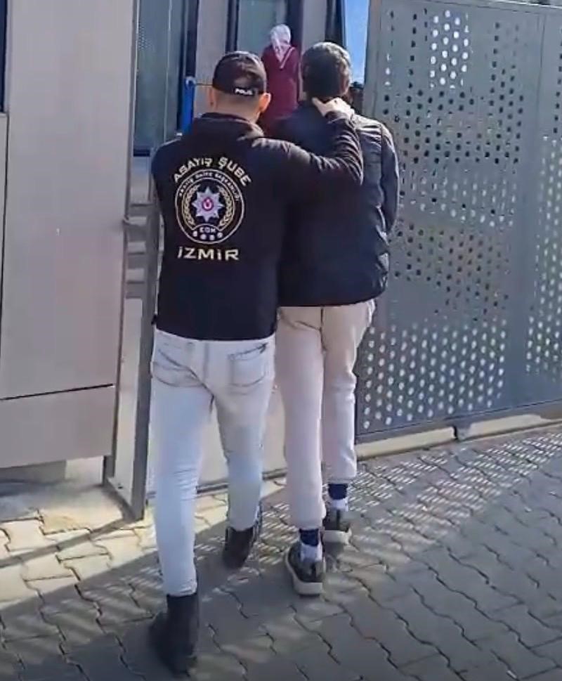 izmirde 24 yilla aranan firari yakalandi 0 sA6FKO2t