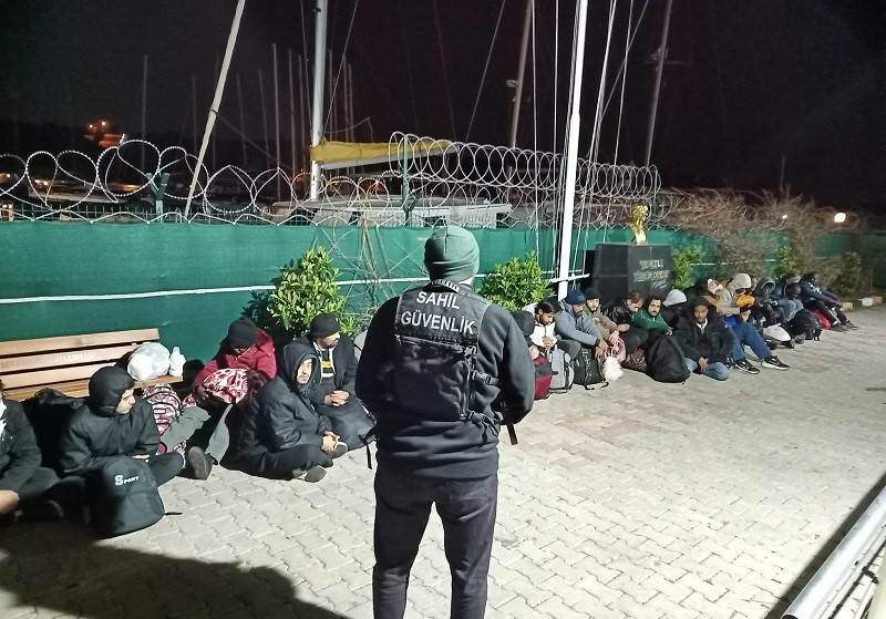 izmirde 28 duzensiz gocmen yakalandi 0 QqgBlAIY