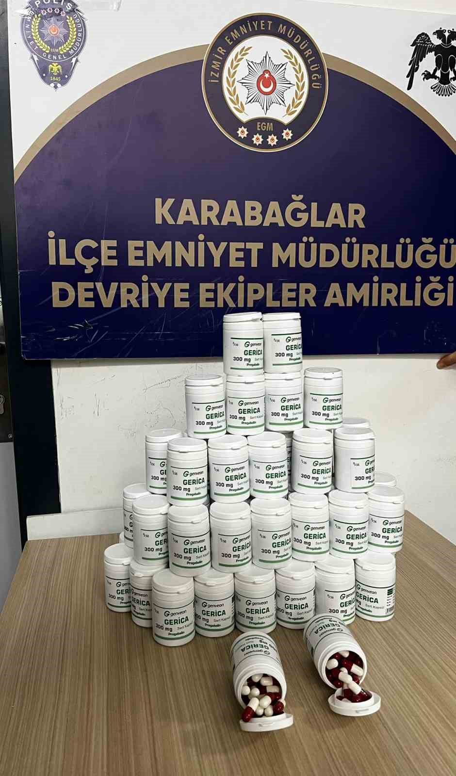 izmirde 3 bin 685 adet sentetik uyusturucu hap ele gecirildi 0 XLRt75FC