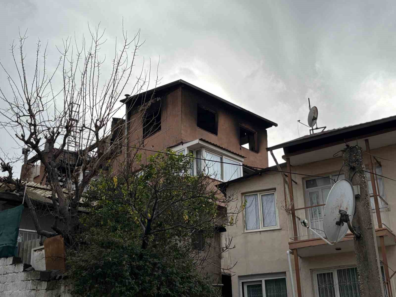 izmirde 3 katli binanin cati katinda yangin 0 i3kLkQr2
