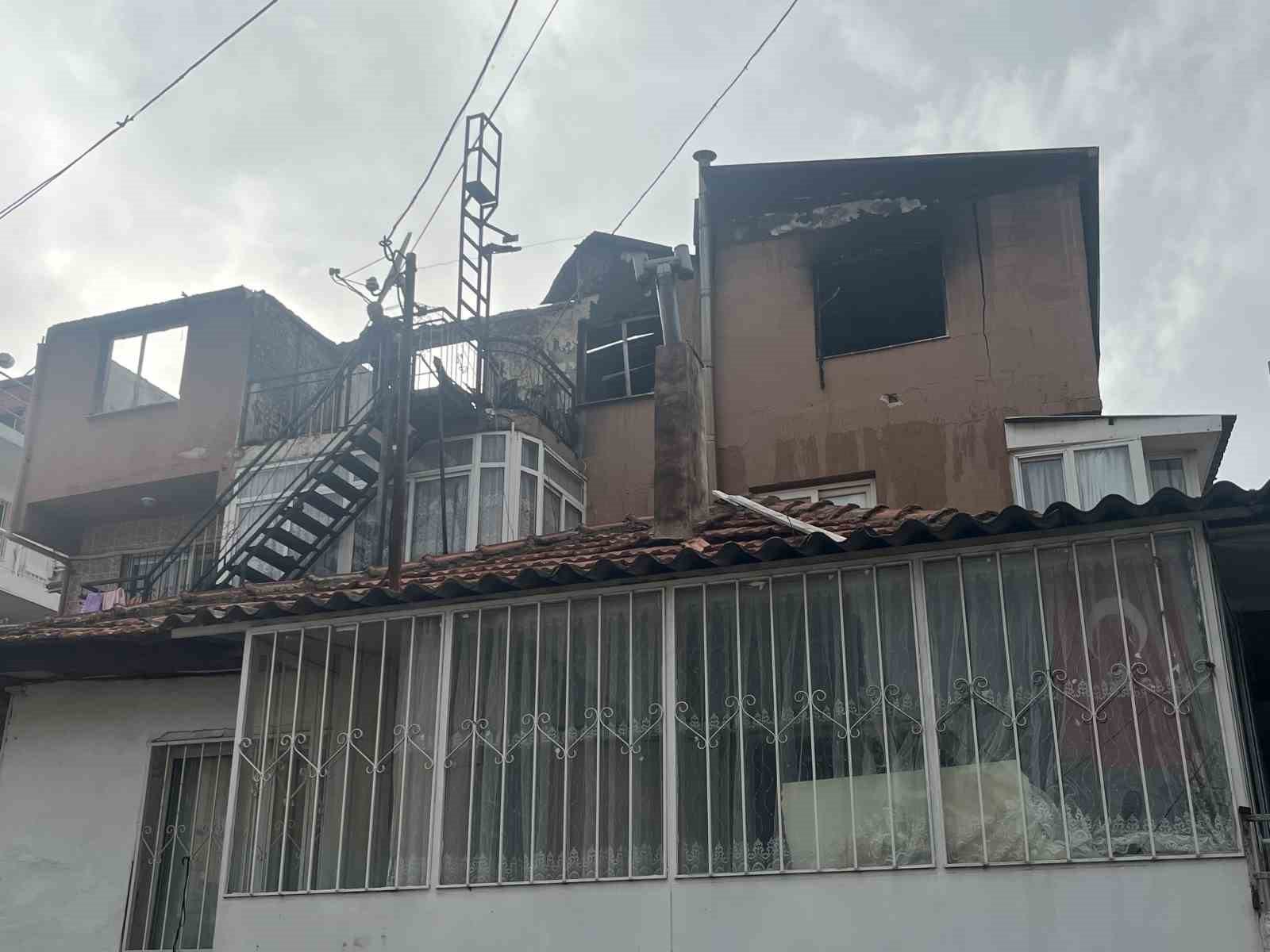 izmirde 3 katli binanin cati katinda yangin 1 c27aaHyO