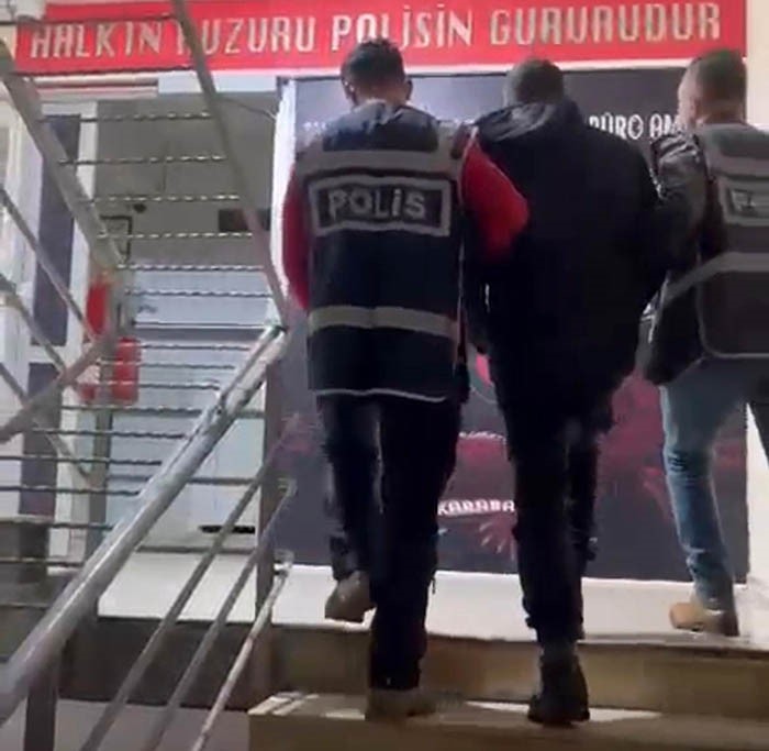 izmirde 31 yil hapisle aranan hukumlu hurda aracin bagajinda yakalandi 0 tKhBDk4u