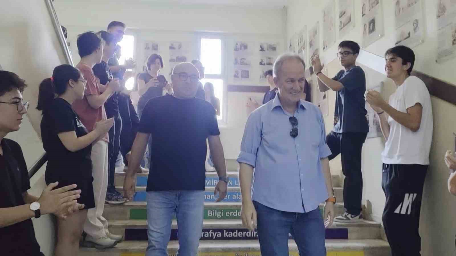 İzmir’de 34 yıllık öğretmene duygusal veda 4 izmirde 34 yillik ogretmene duygusal veda 0 9bHUi3eG