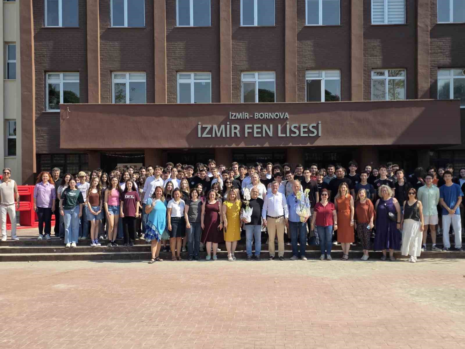 İzmir’de 34 yıllık öğretmene duygusal veda 5 izmirde 34 yillik ogretmene duygusal veda 1 2gM595Ns