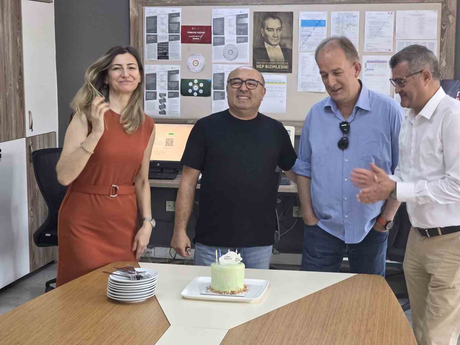 İzmir’de 34 yıllık öğretmene duygusal veda 6 izmirde 34 yillik ogretmene duygusal veda 2 QQuH3yYS