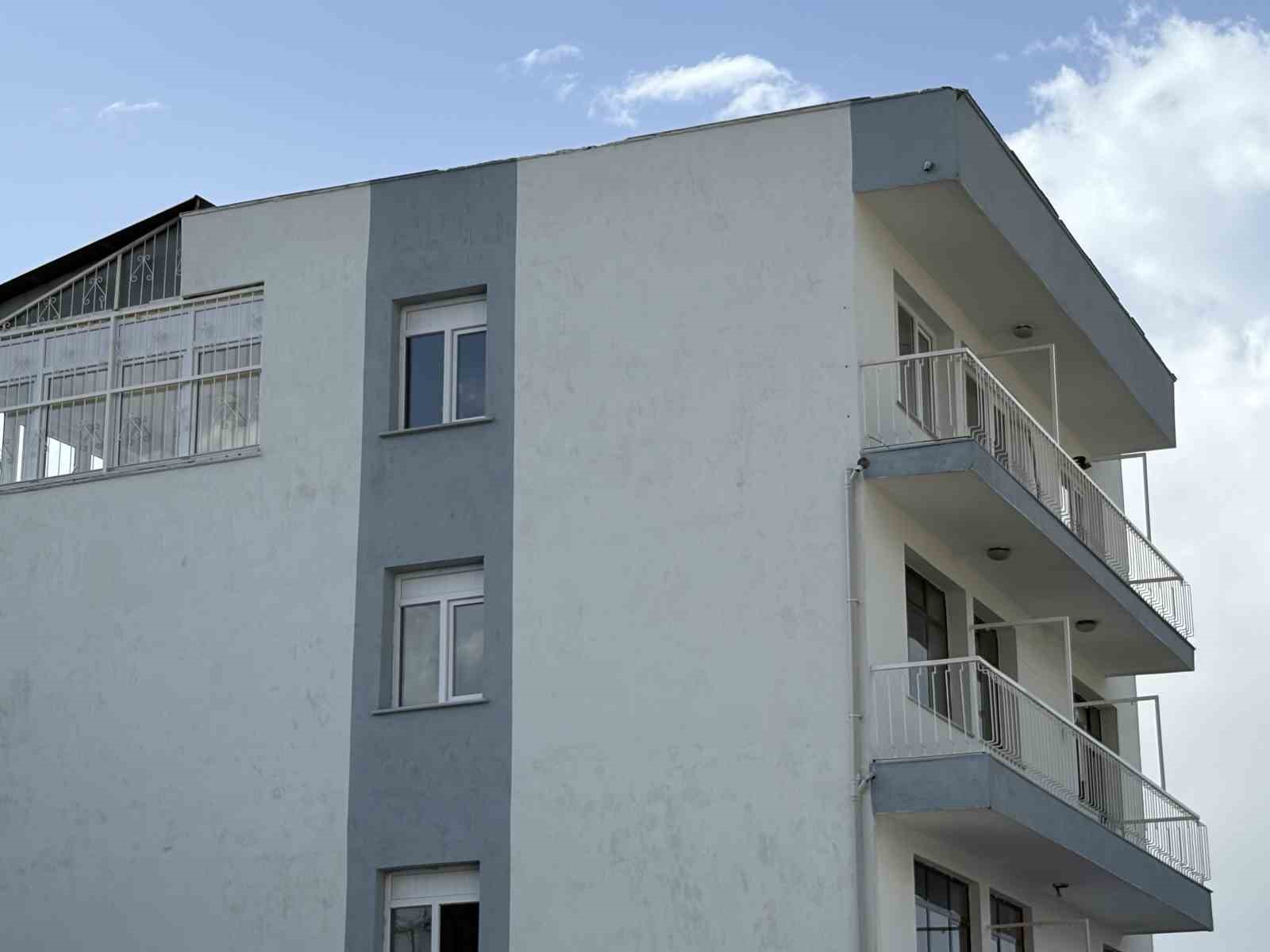 izmirde 4 katli binanin catisi uctu 3 gYb3VXX8