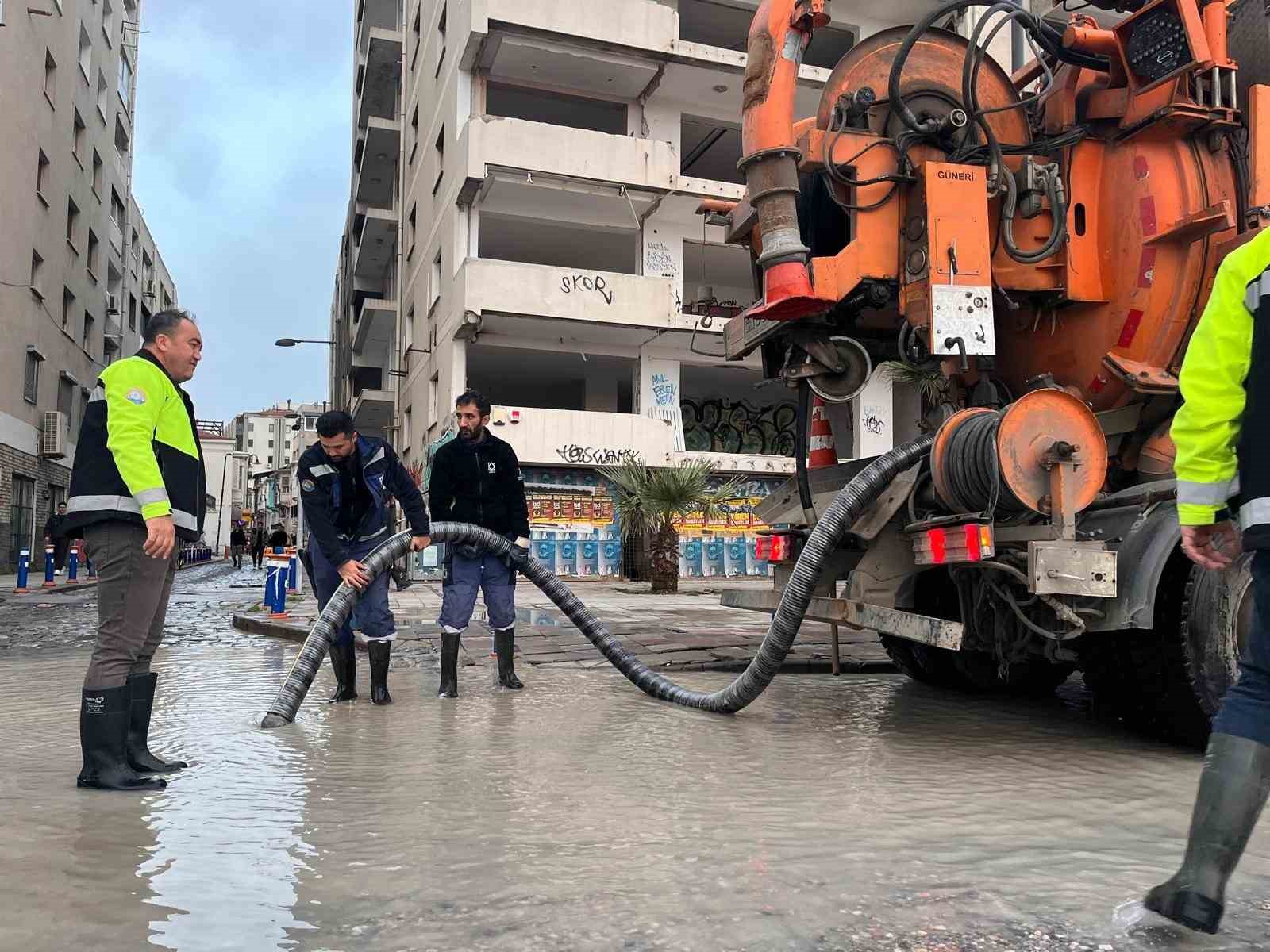 izmirde 50 yilda bir gorulen meteorolojik tablo dalgalar 1 metreye ulasti 0