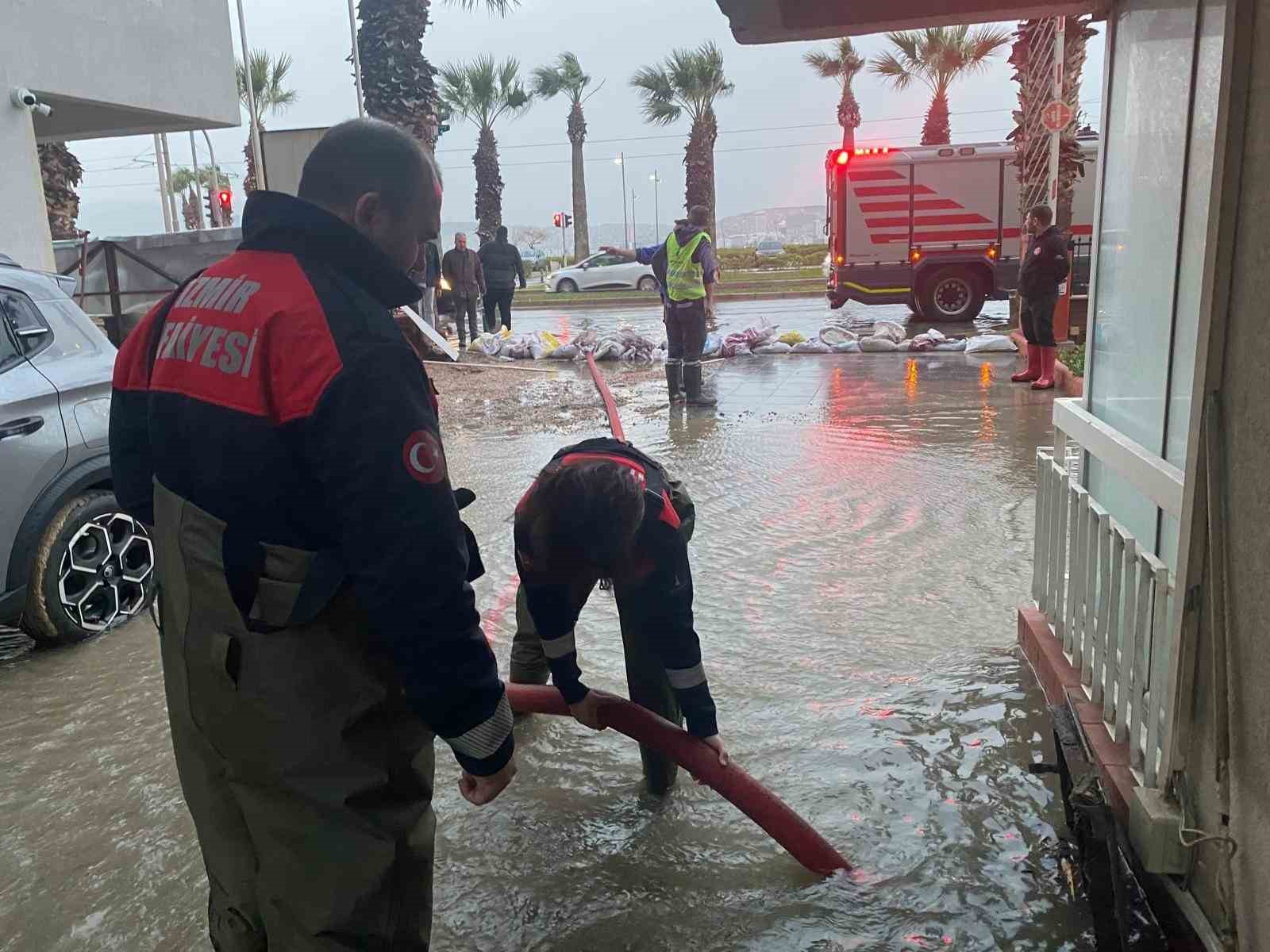 izmirde 50 yilda bir gorulen meteorolojik tablo dalgalar 1 metreye ulasti 1 ETNNwUkE
