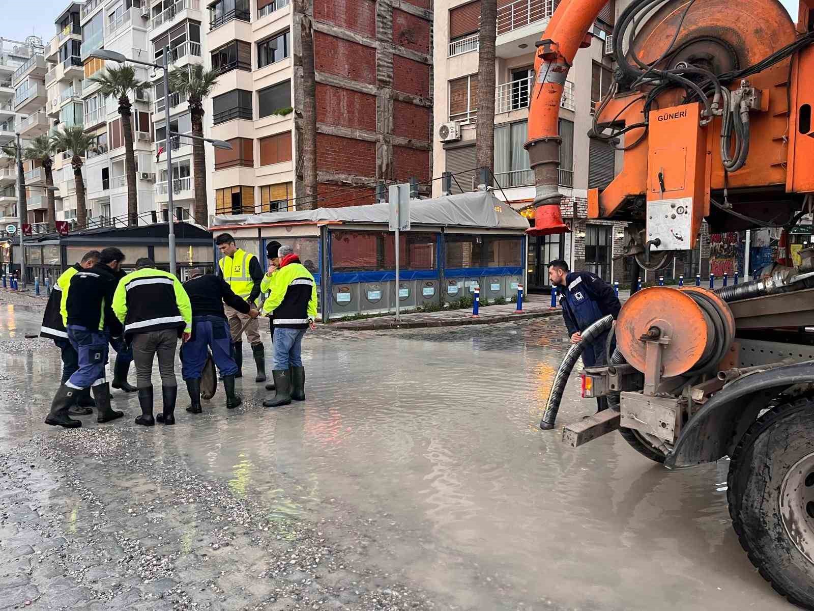 izmirde 50 yilda bir gorulen meteorolojik tablo dalgalar 1 metreye ulasti 2 Jn6izdGK
