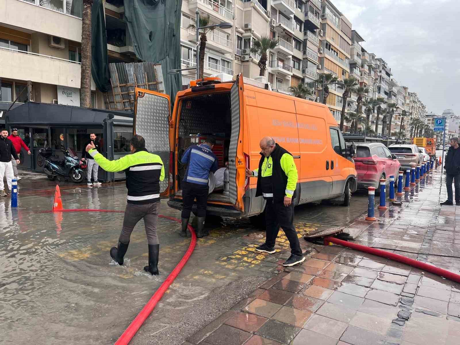 izmirde 50 yilda bir gorulen meteorolojik tablo dalgalar 1 metreye ulasti 3 FhKB7zIM