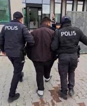 izmirde-52-yil-hapisle-aranan-hukumlu-yakalandi-C1TT8zPp.jpg