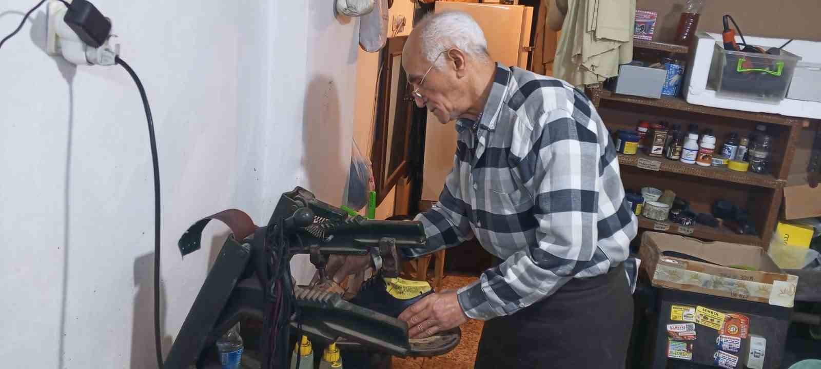İzmir’de 60 yıllık ayakkabı ustası teknolojiye karşı direniyor 5 izmirde 60 yillik ayakkabi ustasi teknolojiye karsi direniyor 1 mGqTkNlI