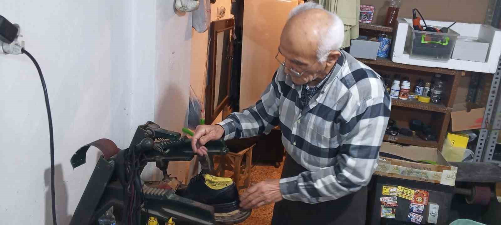 İzmir’de 60 yıllık ayakkabı ustası teknolojiye karşı direniyor 7 izmirde 60 yillik ayakkabi ustasi teknolojiye karsi direniyor 3