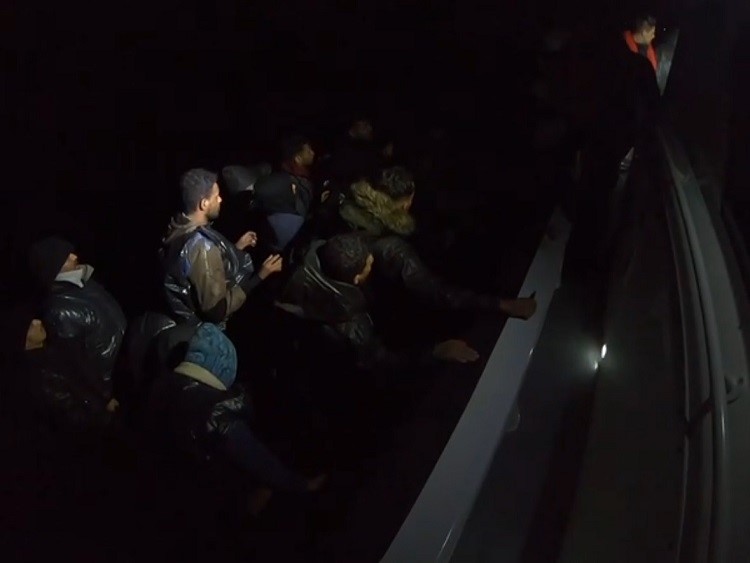 izmirde aciklarinda gocmen hareketliligi 2 qrq5fJdT