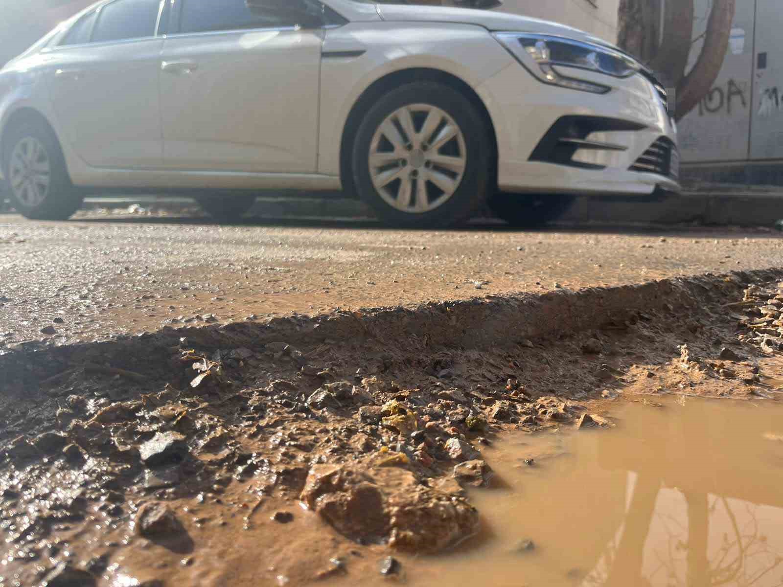 izmirde altyapi calismalari yollari kostebek yuvasina cevirdi 0 YYMNFfYs