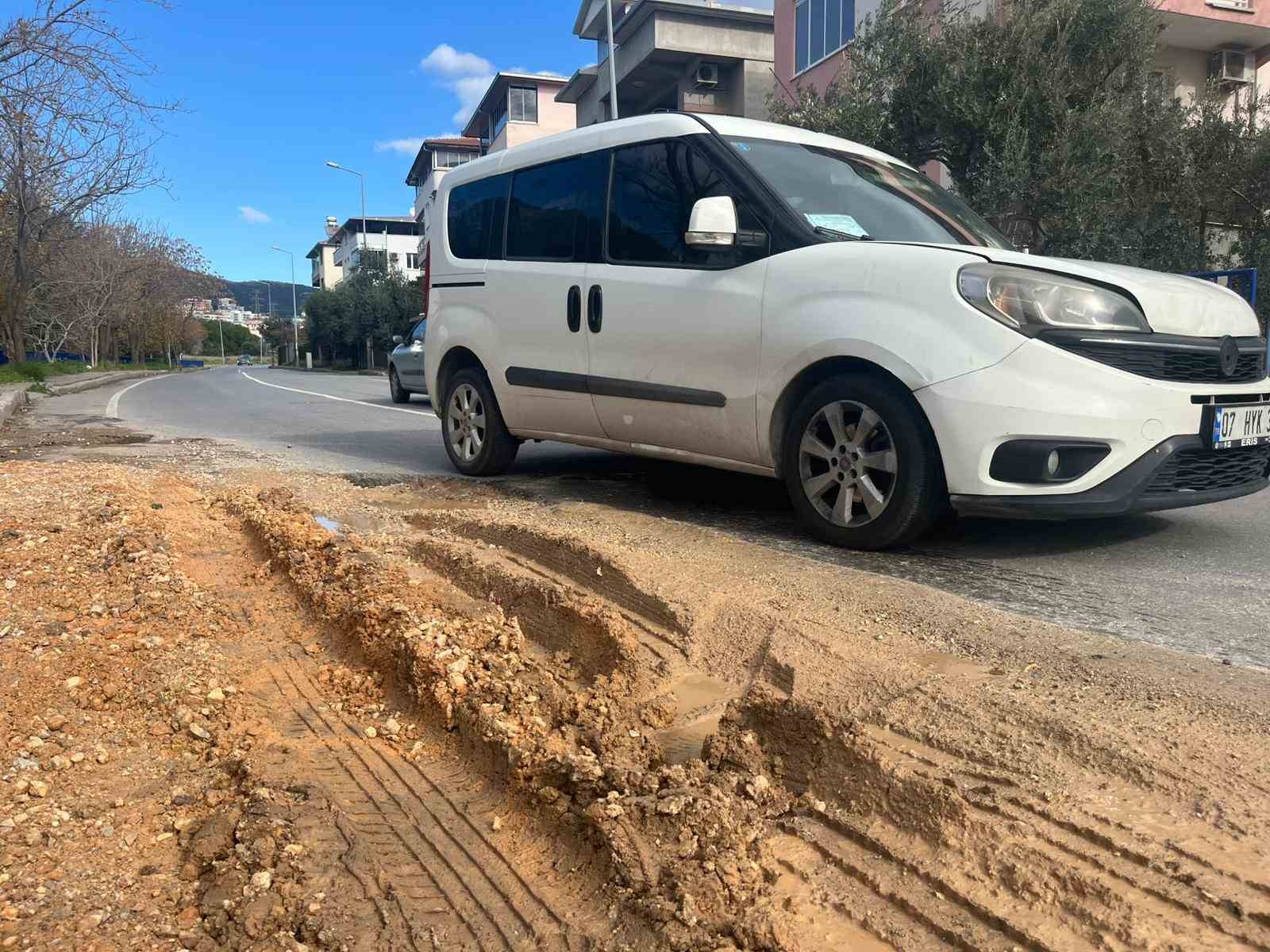 izmirde altyapi calismalari yollari kostebek yuvasina cevirdi 2