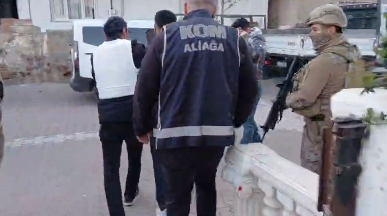 İzmir’de araç ve iş yerine yönelik silahlı saldırıda 2 tutuklama 6 izmirde arac ve is yerine yonelik silahli saldirida 2 tutuklama 2 8MO6CAQ4