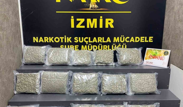 izmirde-aractan-21-kilo-uyusturucu-cikti-Sy8ZauCb.jpg
