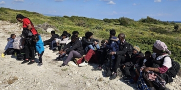 izmirde-arizalanan-botla-denizde-suruklenen-26-duzensiz-gocmen-kurtarildi-CtIMUyyZ.jpg