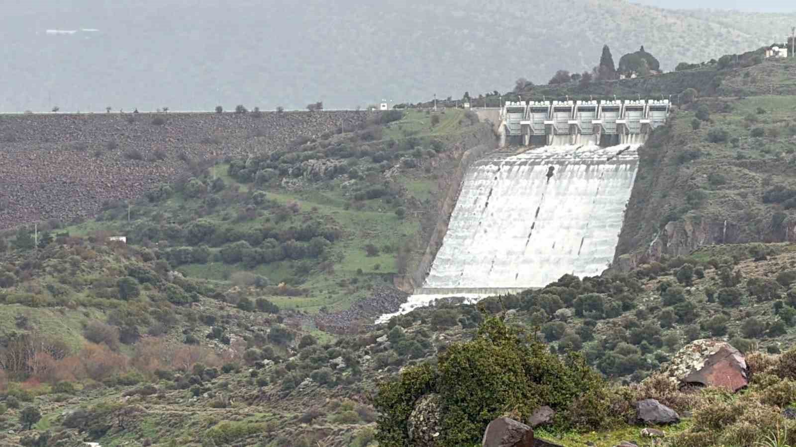 izmirde asiri yagislar sonrasi barajlardan kontrollu su birakiliyor 1 aAcSF5uI