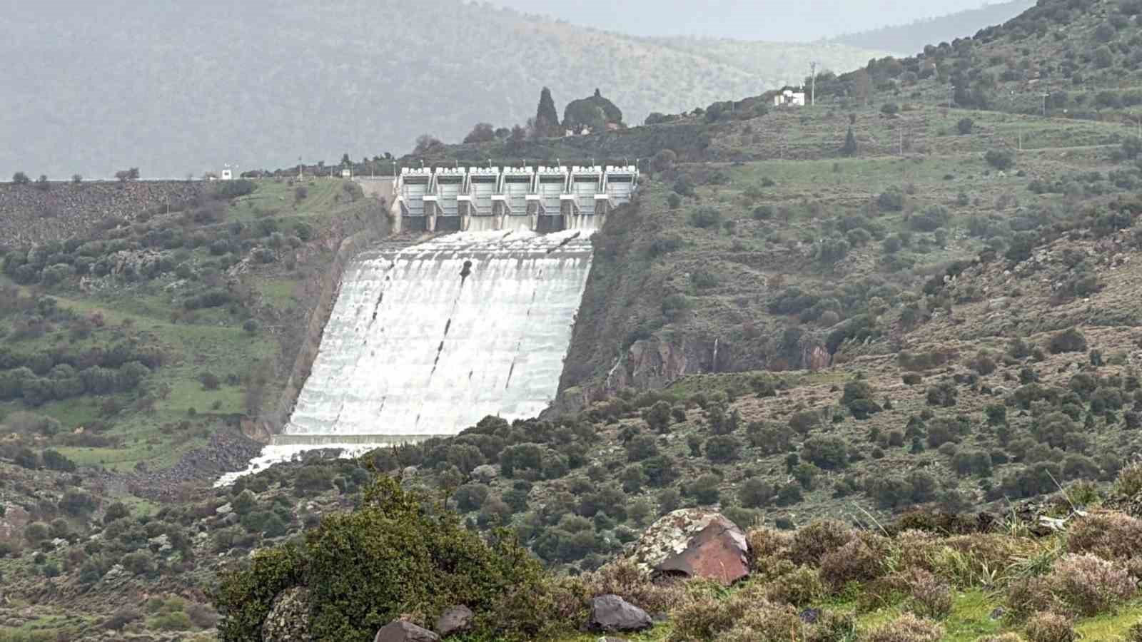izmirde asiri yagislar sonrasi barajlardan kontrollu su birakiliyor 2 zrpNXMyk