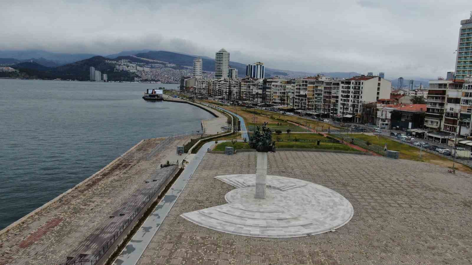 izmirde bayram tatili sessizligi gundogdu meydanina yansidi 1 SXsZ64DB