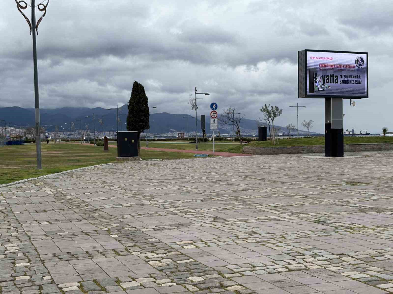 izmirde bayram tatili sessizligi gundogdu meydanina yansidi 4 H33a3BGD