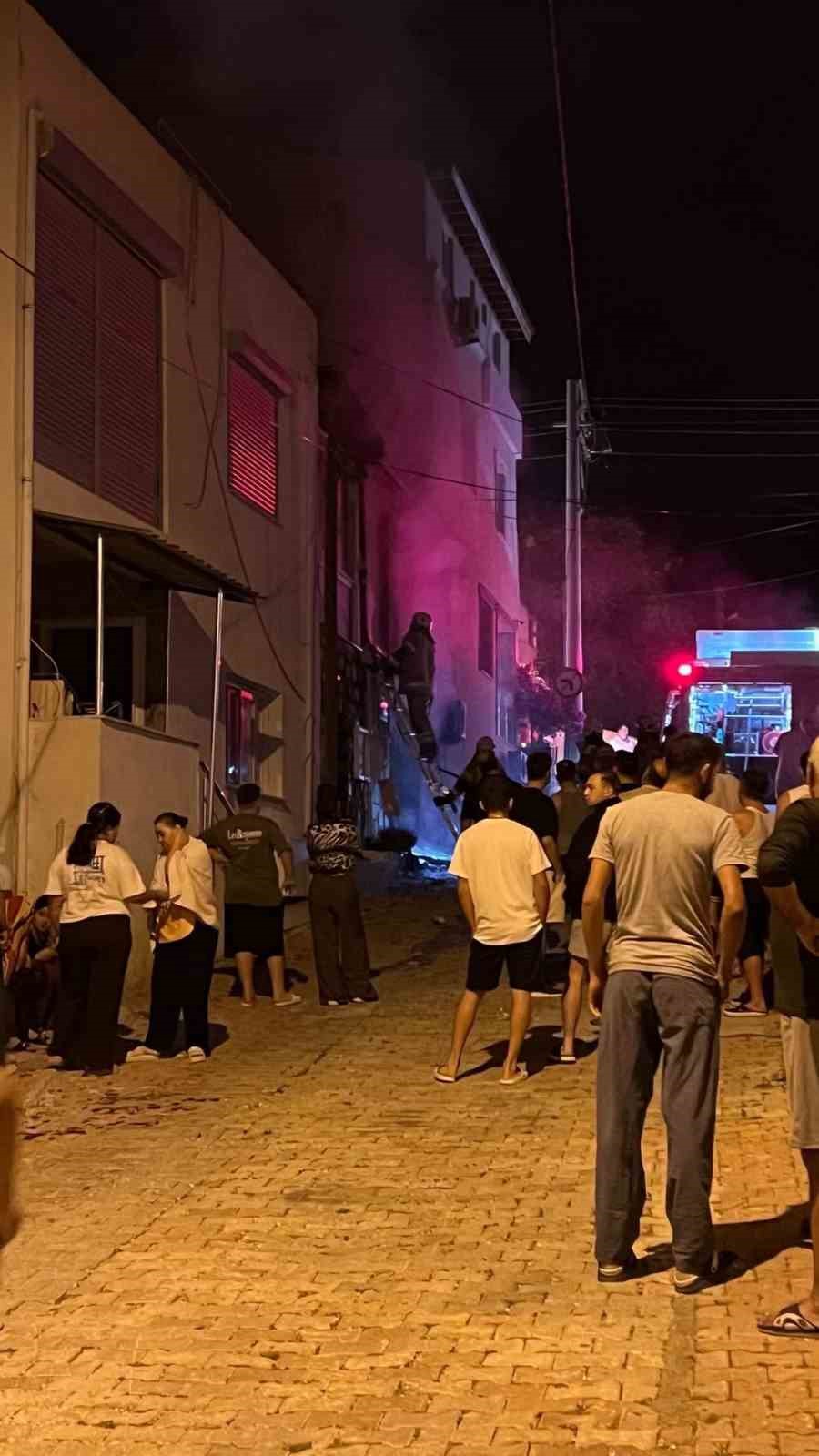 İzmir’de bir otelde çıkan yangında patlama sesi paniğe neden oldu 4 izmirde bir otelde cikan yanginda patlama sesi panige neden oldu 0 sfaISeKT