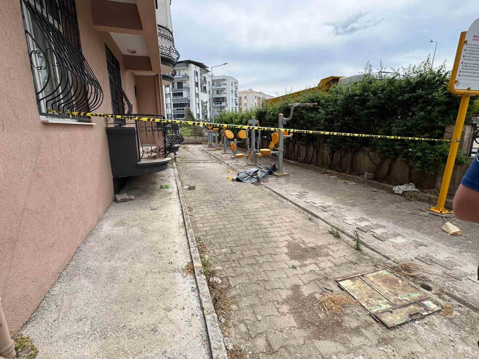 izmirde cam silerken 4 kattan dusen adam hayatini kaybetti 1 a3FC2Vkc