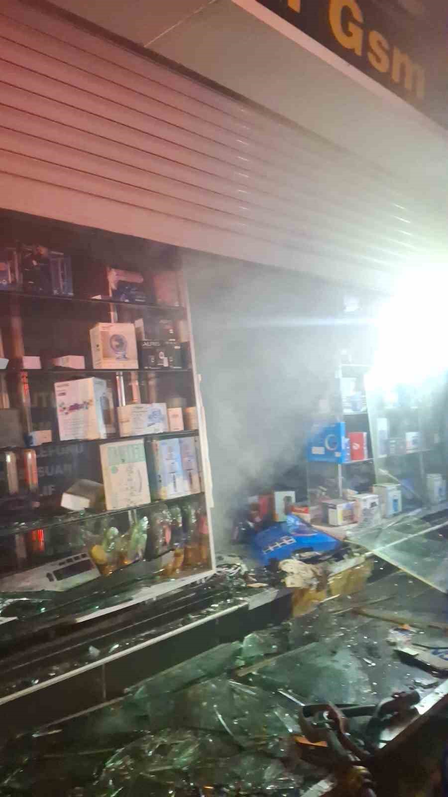 izmirde cep telefonu aksesuar magazasinda yangin 2 vPm3RvNA