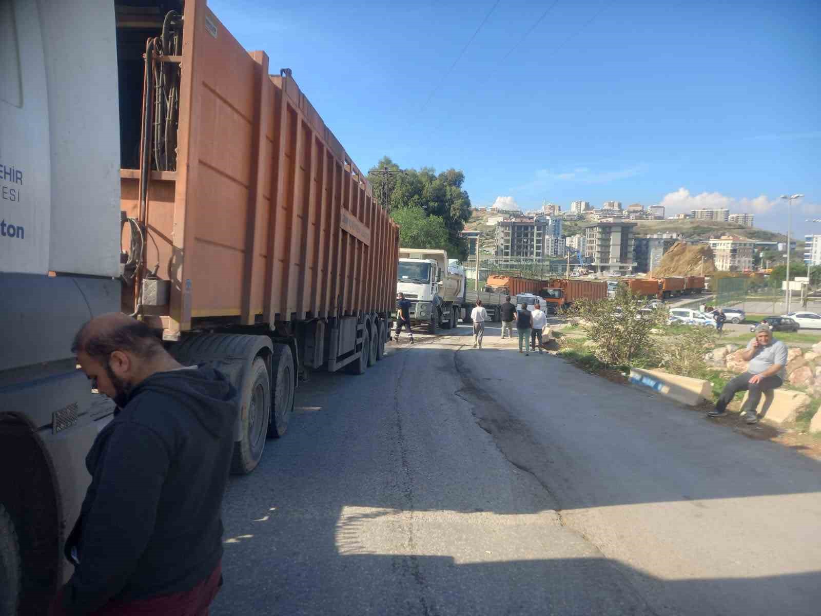 izmirde chpli belediyelerin cop kavgasi 0 zqFOXPqr
