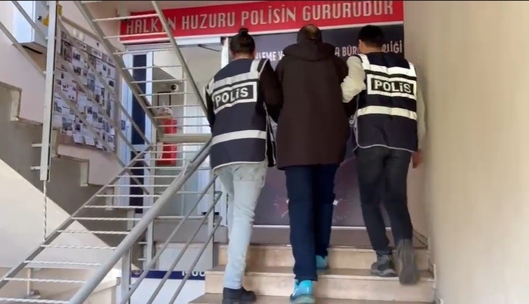İzmir’de cinayetten 18 yıl hapis cezasına çarptırılan firari yakalandı 4 izmirde cinayetten 18 yil hapis cezasina carptirilan firari yakalandi 0 jBq9QwjZ