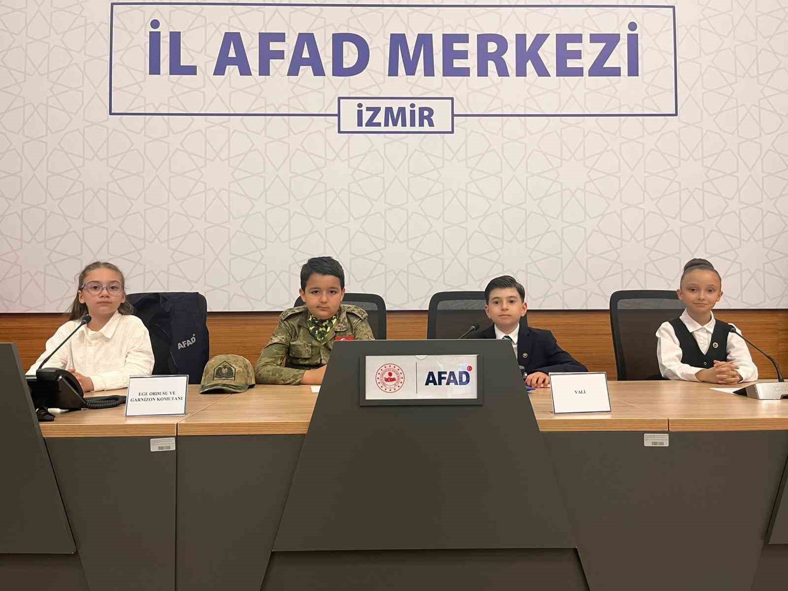 izmirde cocuklar 23 nisan etkinliklerinde kriz yonetiminin basina gecti 1 18mlGjVg