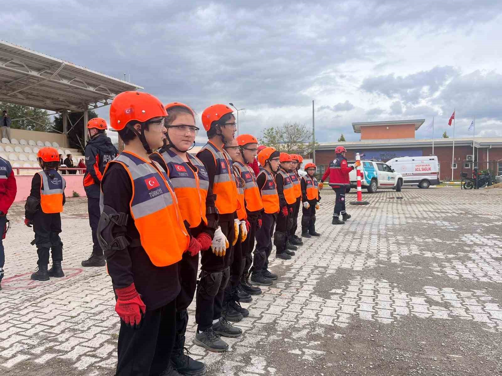 izmirde cocuklar 23 nisan etkinliklerinde kriz yonetiminin basina gecti 12 TlyIW1Xi
