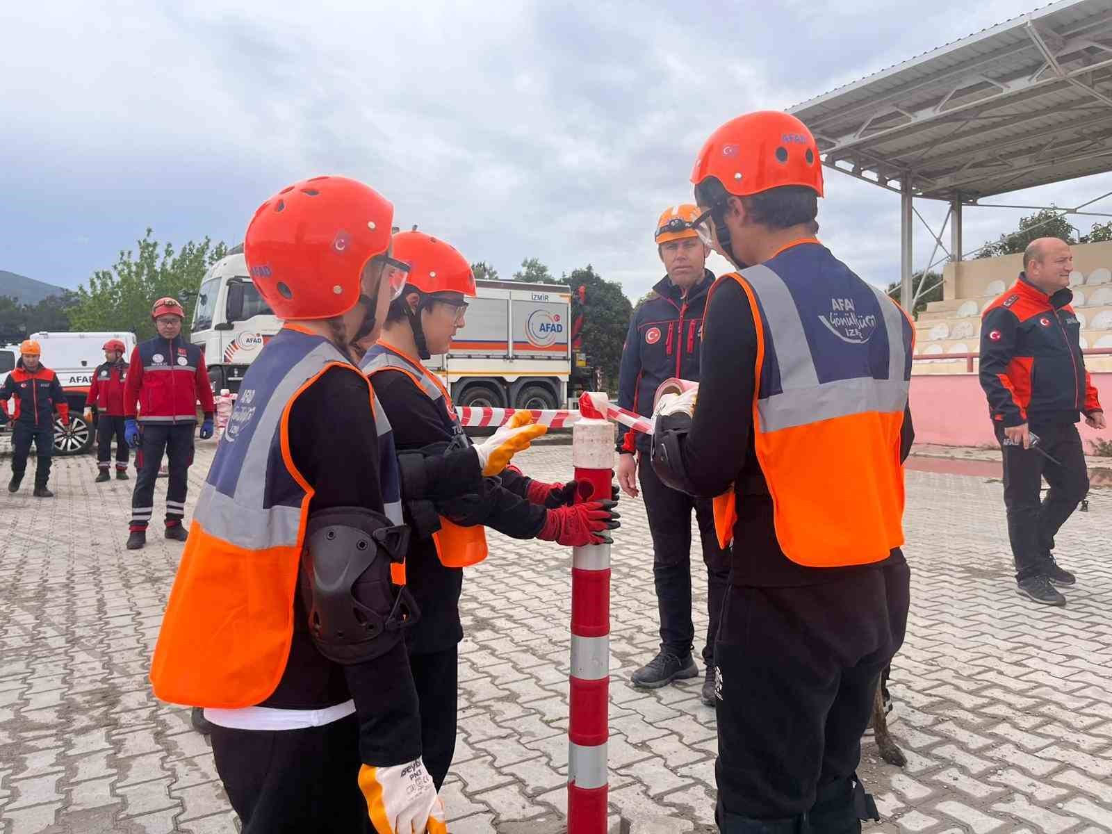 izmirde cocuklar 23 nisan etkinliklerinde kriz yonetiminin basina gecti 14