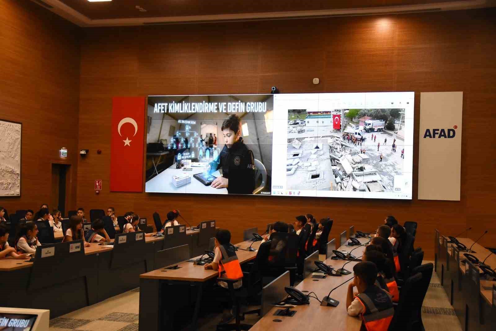izmirde cocuklar 23 nisan etkinliklerinde kriz yonetiminin basina gecti 3 Q6TwbX2Y