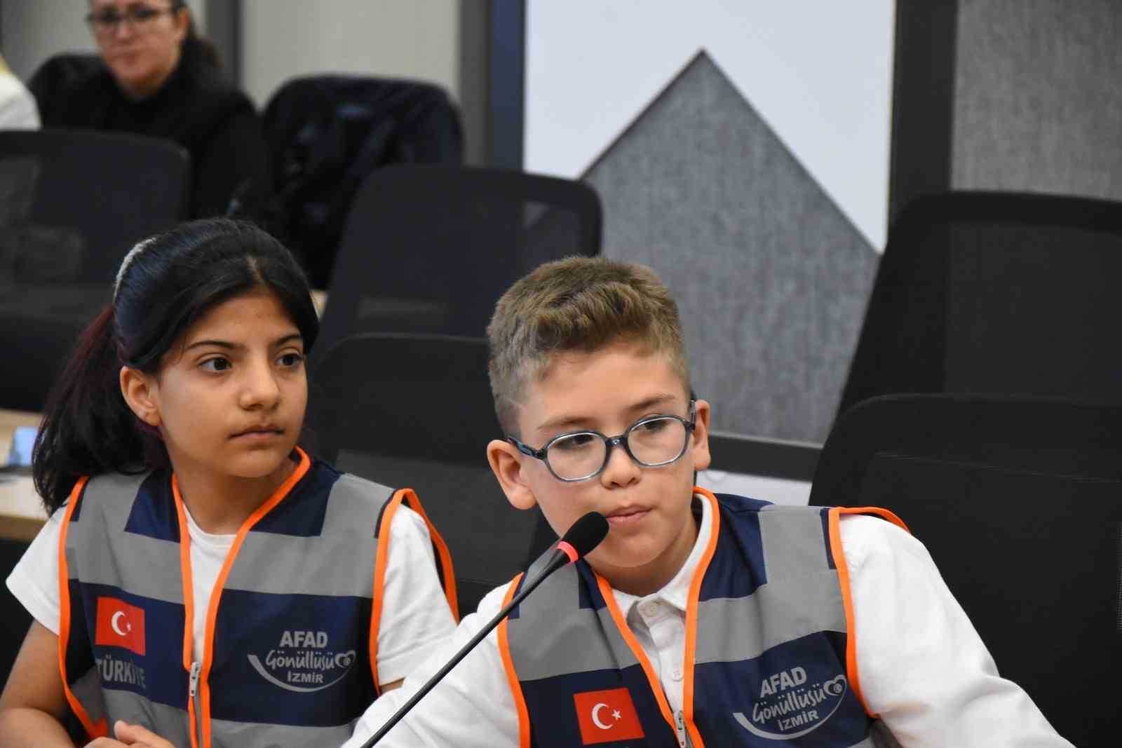 izmirde cocuklar 23 nisan etkinliklerinde kriz yonetiminin basina gecti 4 25kliRgn