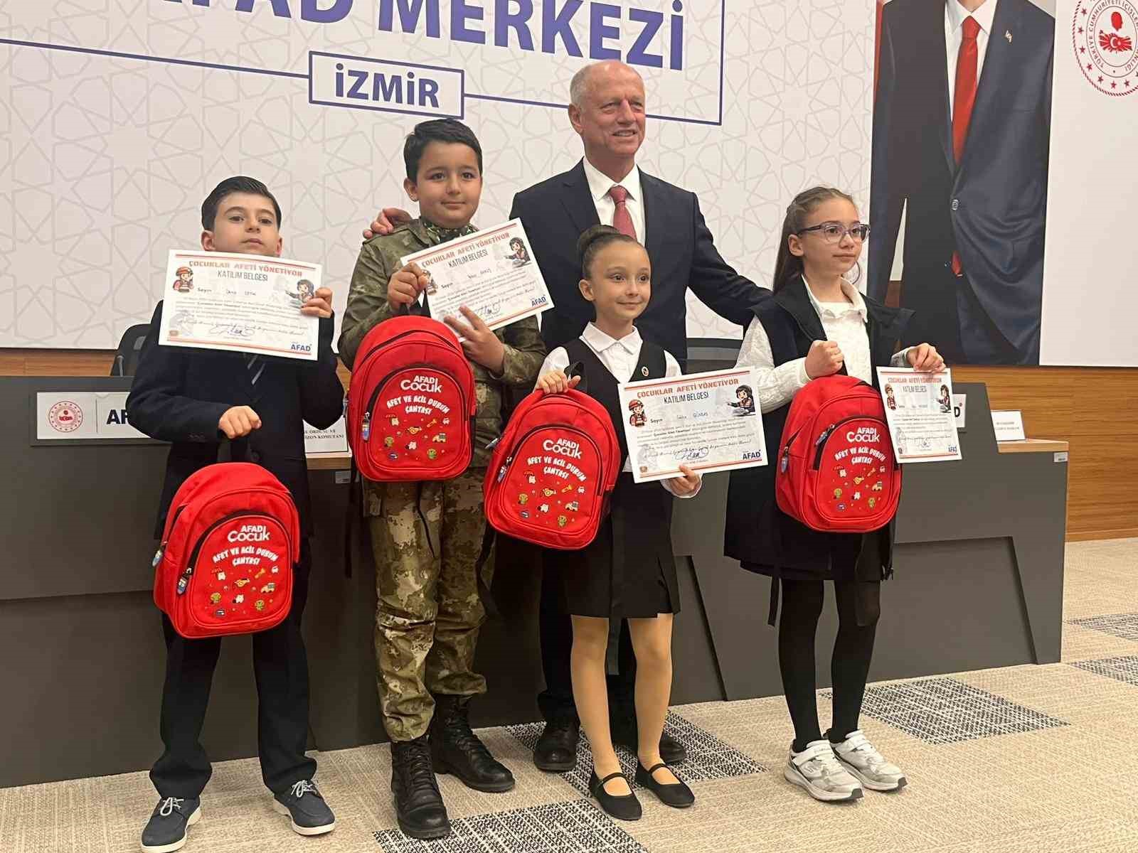 izmirde cocuklar 23 nisan etkinliklerinde kriz yonetiminin basina gecti 7 Wy3vkU9I