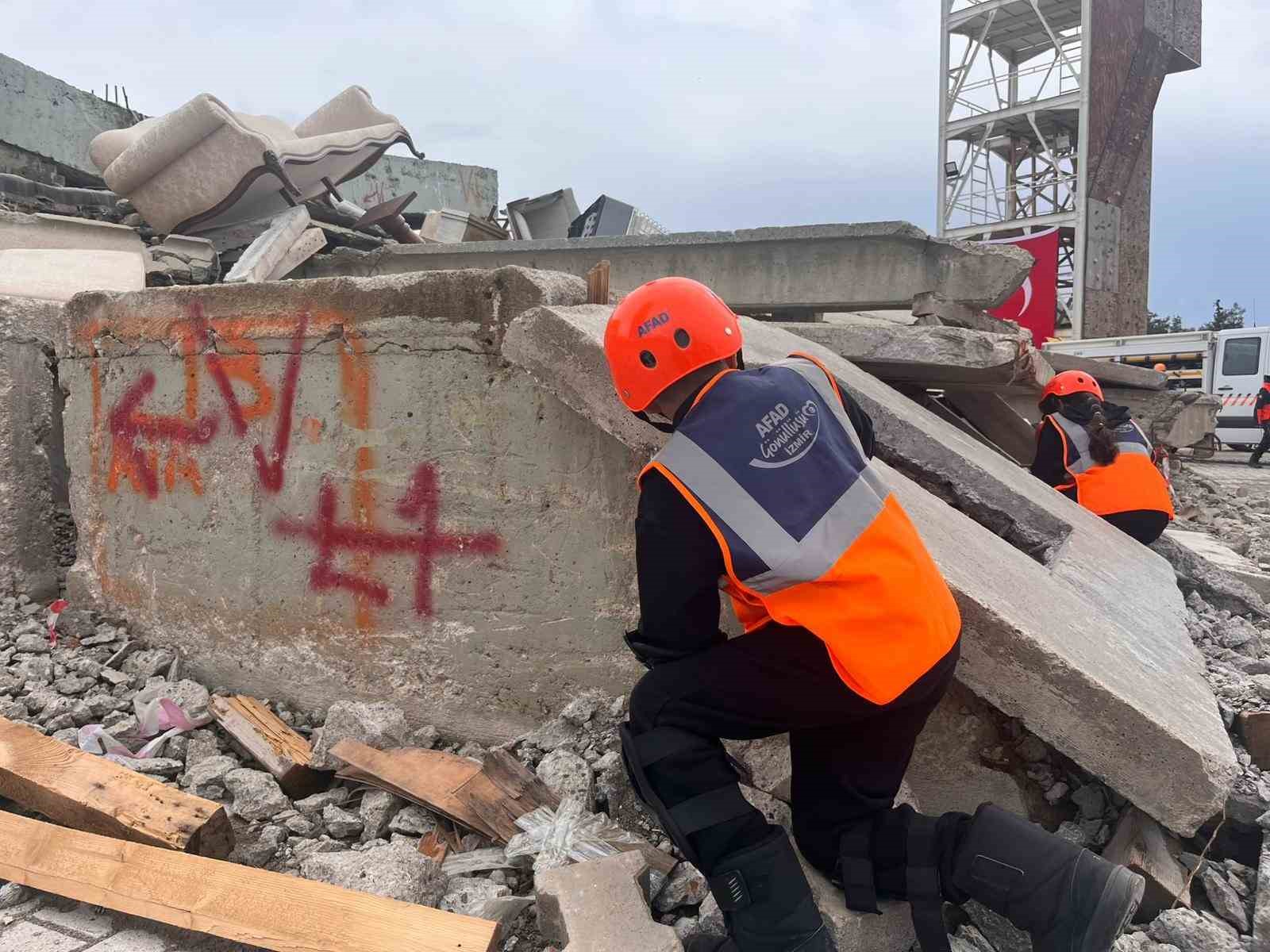 izmirde cocuklar 23 nisan etkinliklerinde kriz yonetiminin basina gecti 9 YjiX224k