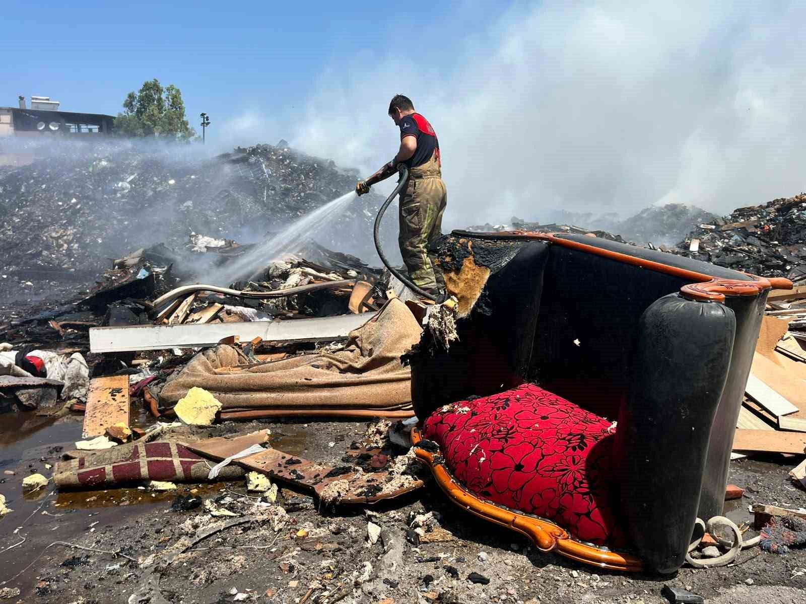İzmir’de çöplüğe dönüştürülen boş arazi yine alevlere teslim 4 izmirde copluge donusturulen bos arazi yine alevlere teslim 0 WMTjk5z8