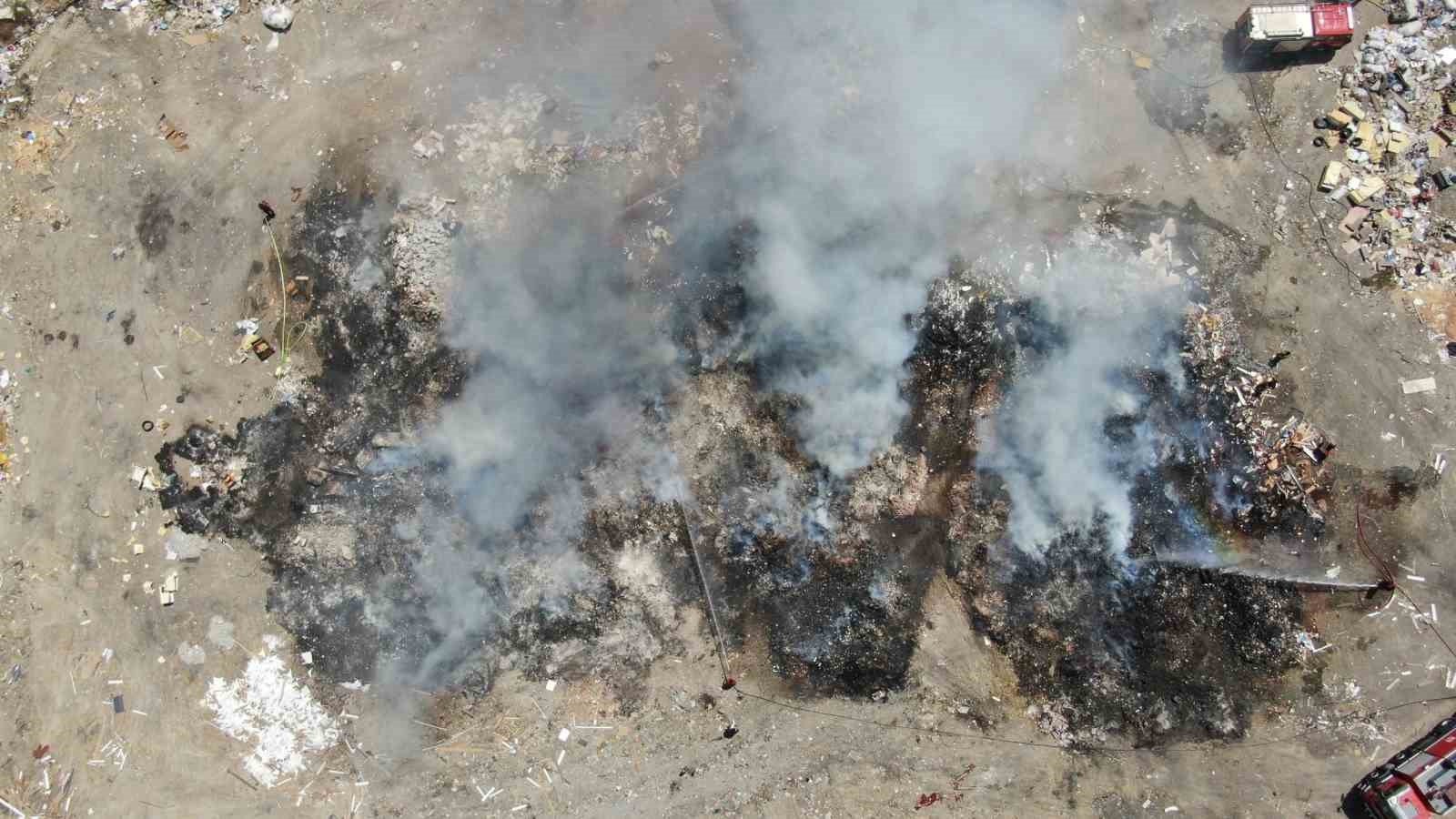 İzmir’de çöplüğe dönüştürülen boş arazi yine alevlere teslim 5 izmirde copluge donusturulen bos arazi yine alevlere teslim 1 2QqEGZBi